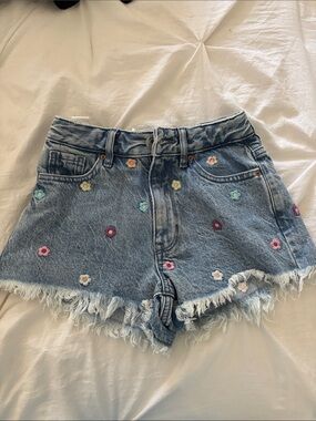 Embroidered Daisy High-Rise Denim Shorts - Light Blue